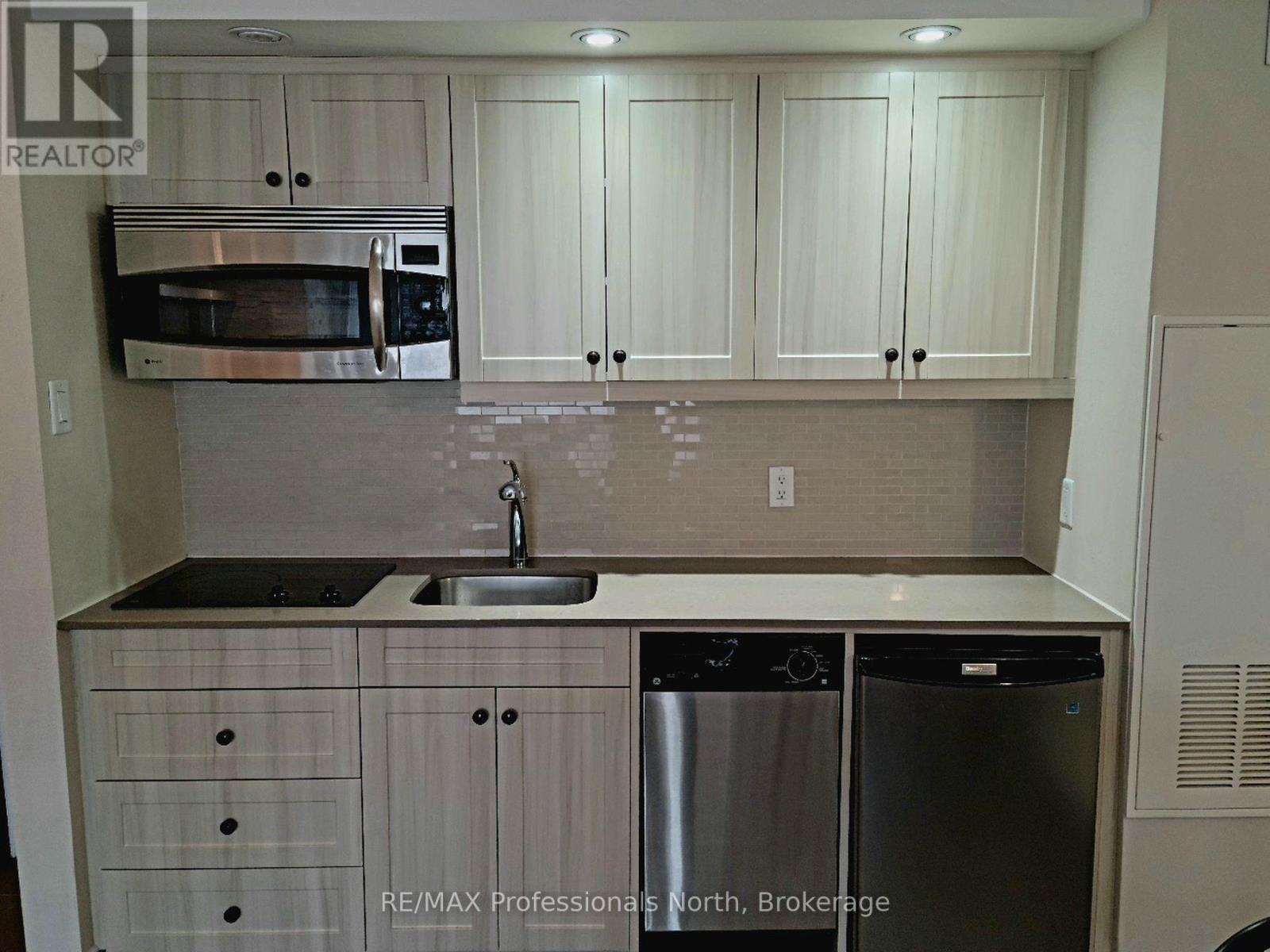 55-301 - 1235 Deerhurst Drive Property Photo 4