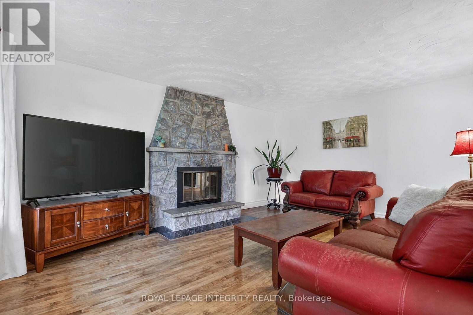 333 Charron Street Property Photo 5