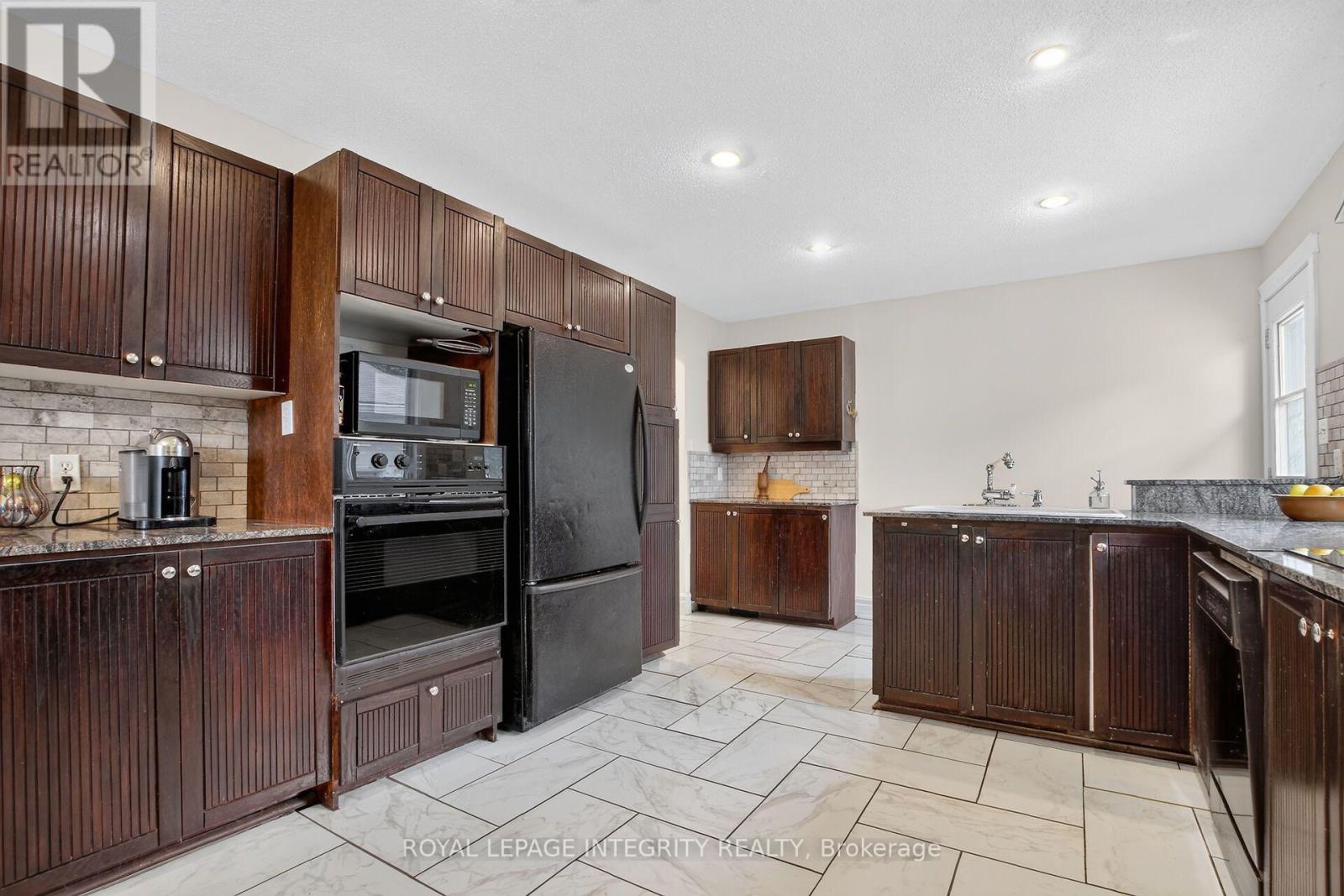 333 Charron Street Property Photo 11