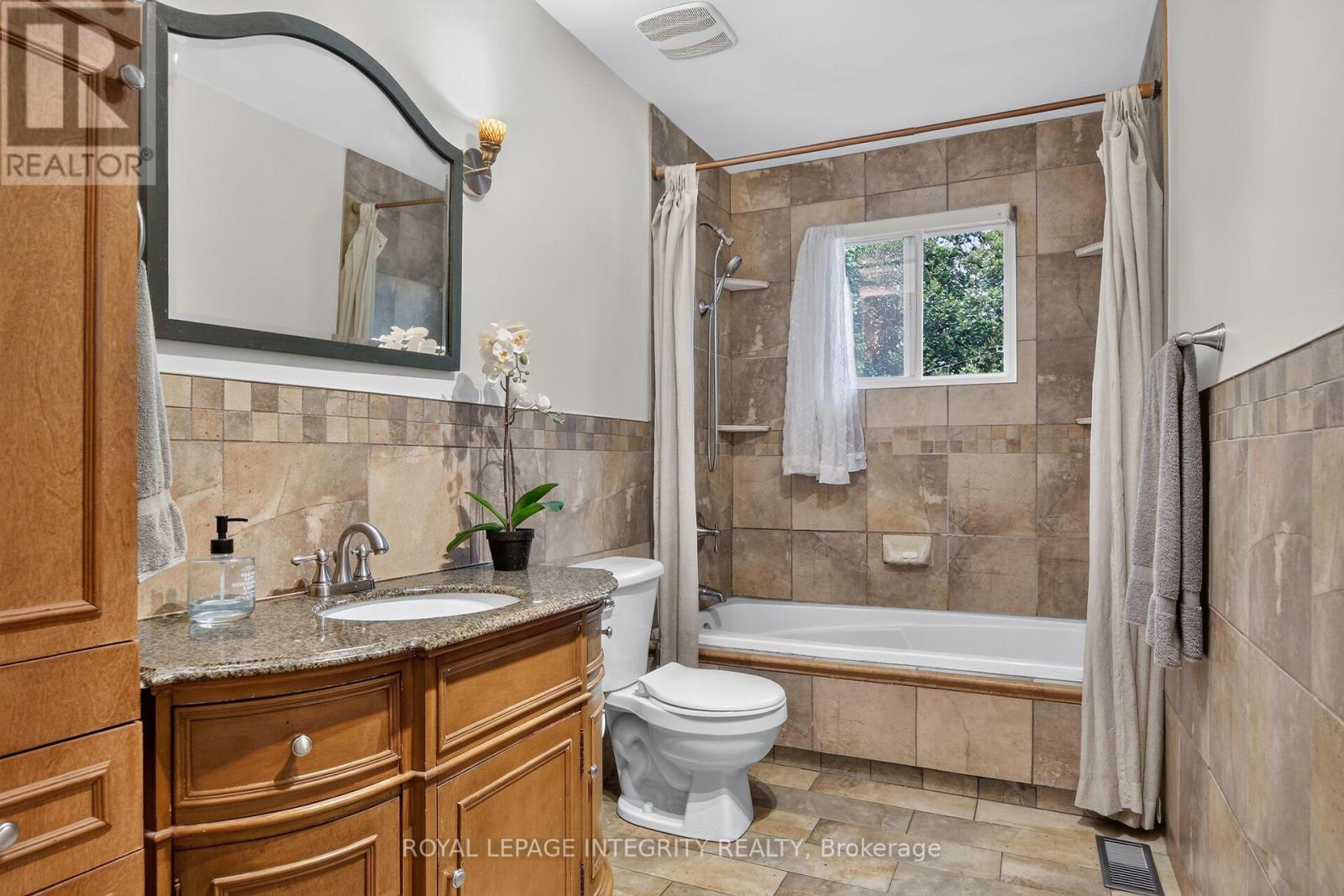 333 Charron Street Property Photo 16