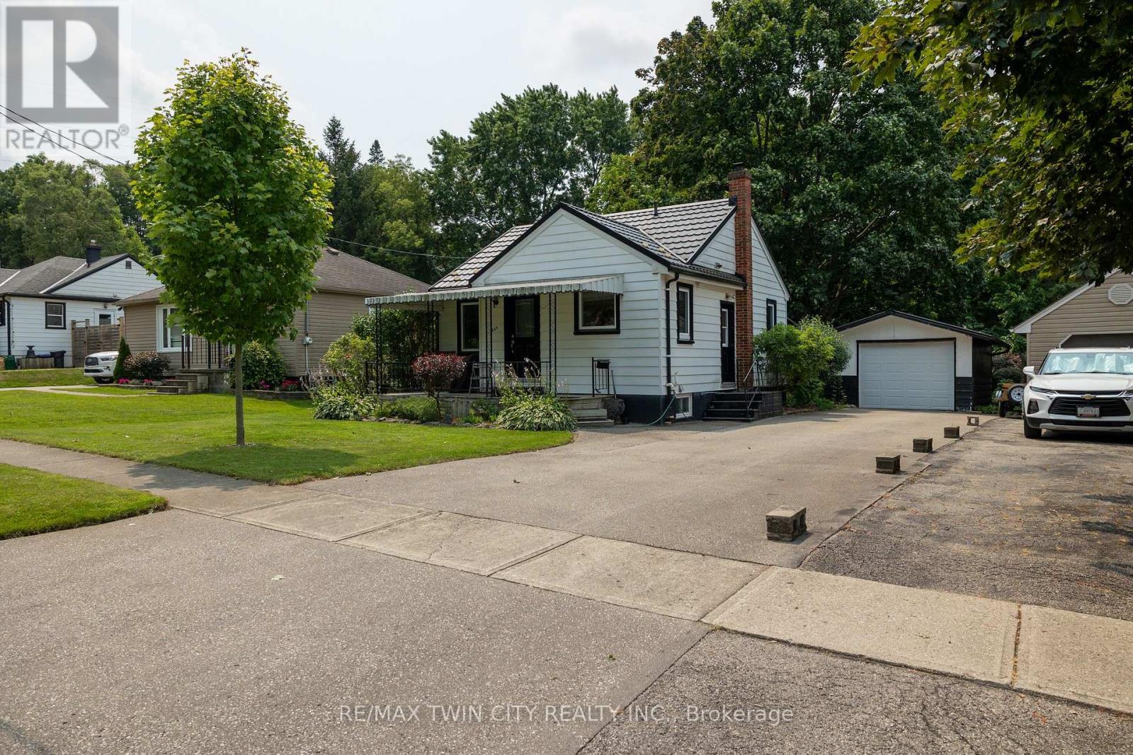 260 Robinson Street Property Photo 1