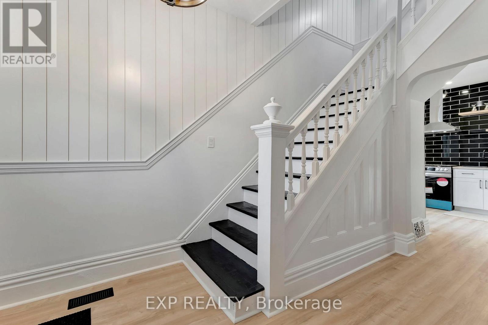 142 Sanford Avenue N Property Photo 6