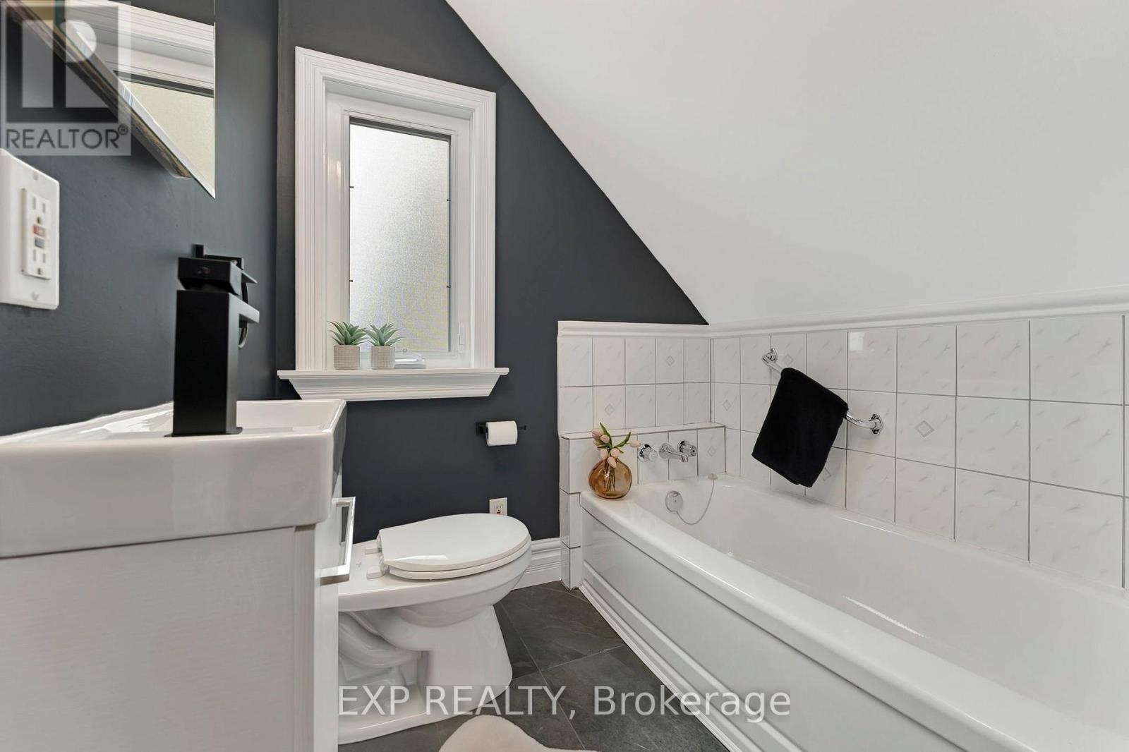 142 Sanford Avenue N Property Photo 28