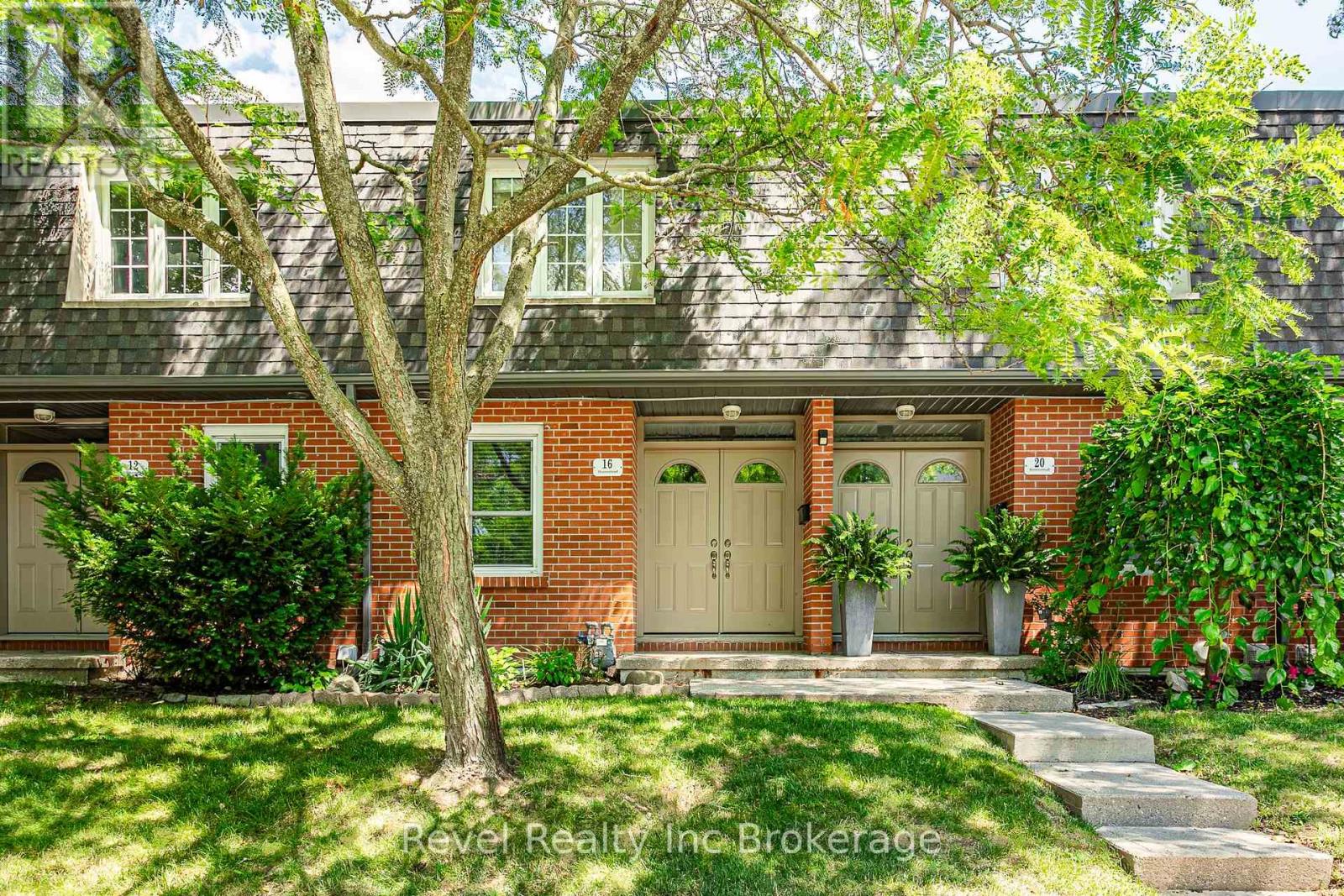 16 HOMESTEAD CRESCENT Property Photo 1