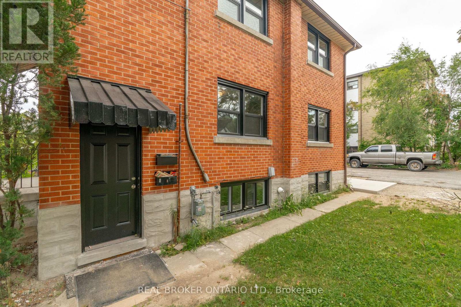 A - 293 Highland Road E Property Photo 16
