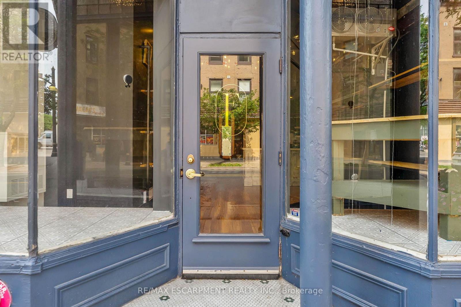 6 John Street N Property Photo 3