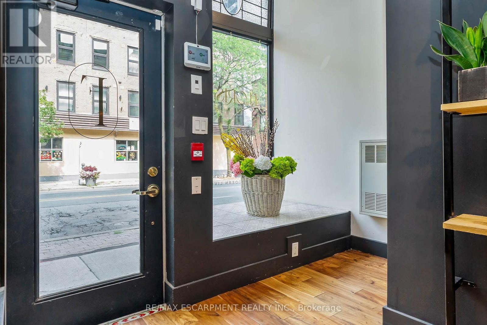 6 John Street N Property Photo 4