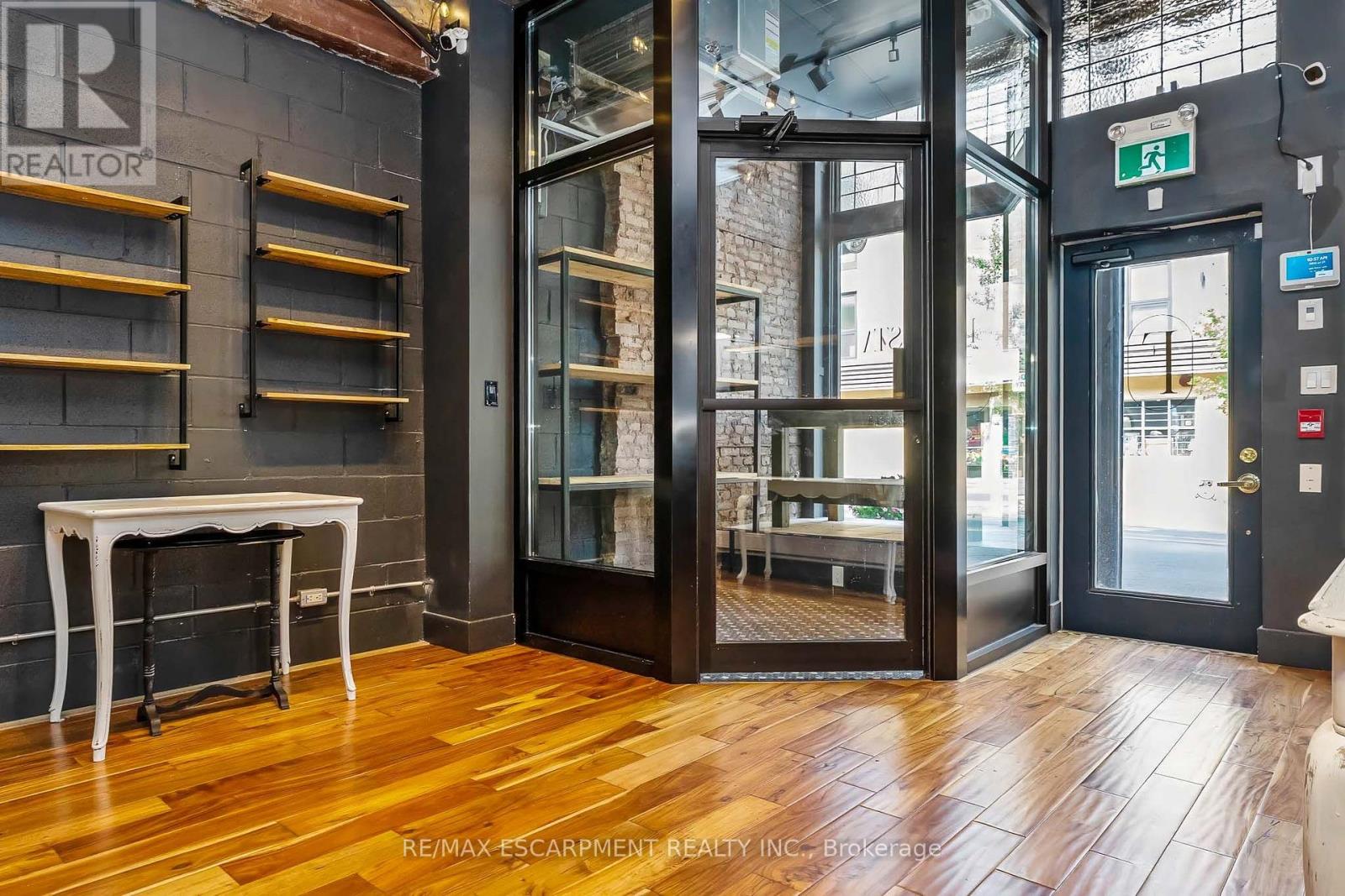 6 John Street N Property Photo 6