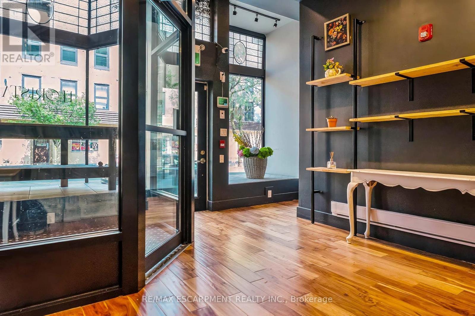 6 John Street N Property Photo 7