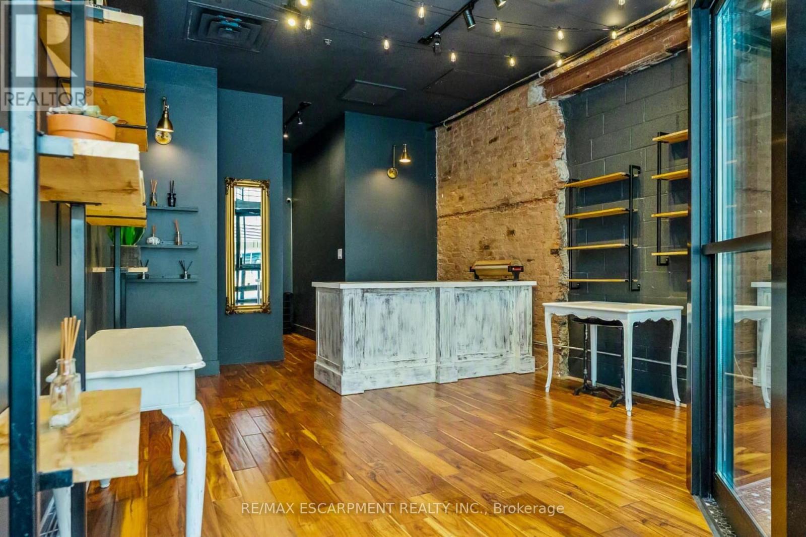 6 John Street N Property Photo 8