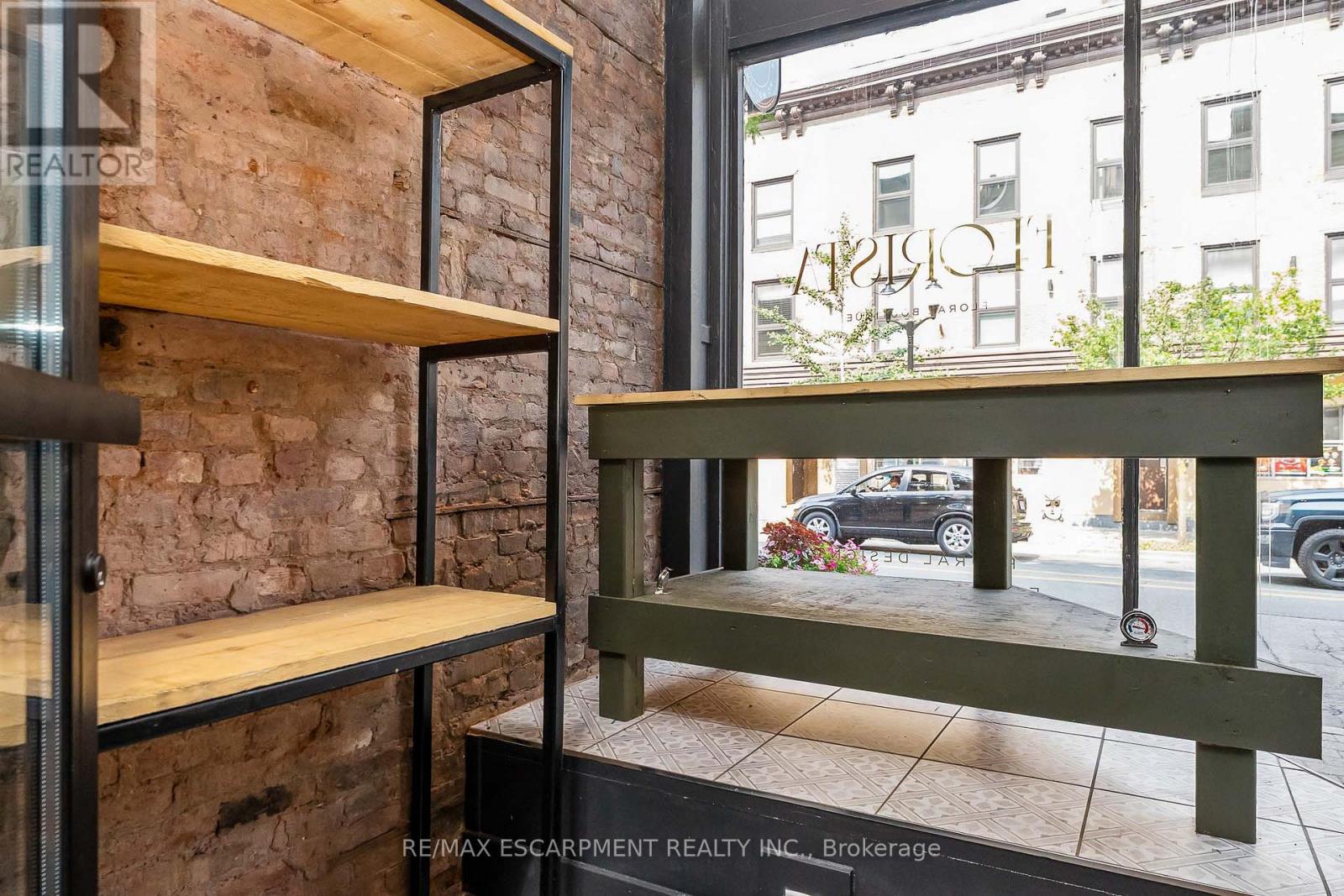 6 John Street N Property Photo 15