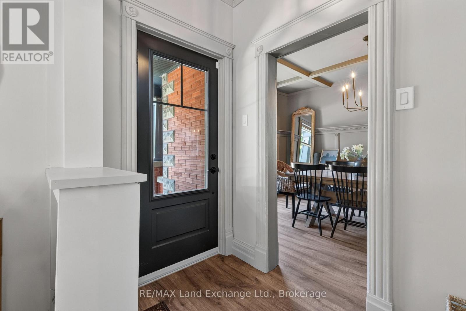 581 Queen Street Property Photo 2