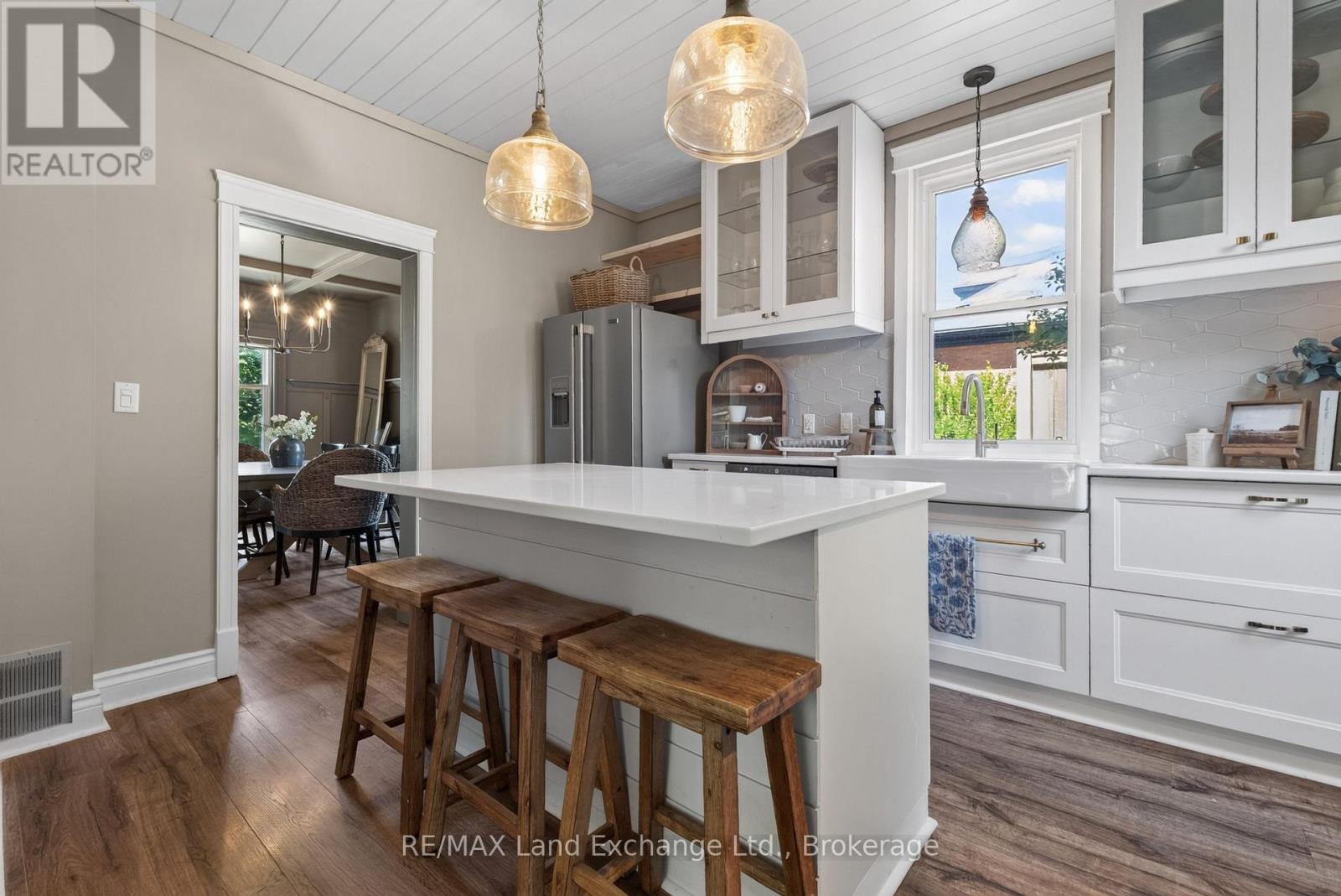581 Queen Street Property Photo 6