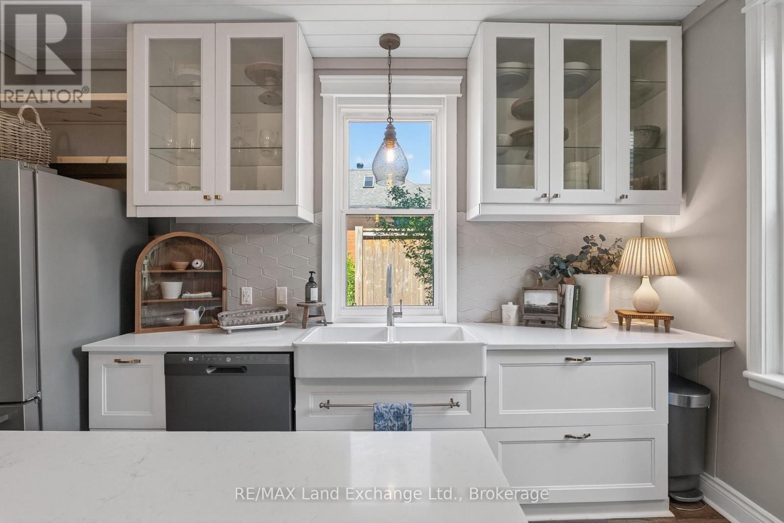 581 Queen Street Property Photo 7