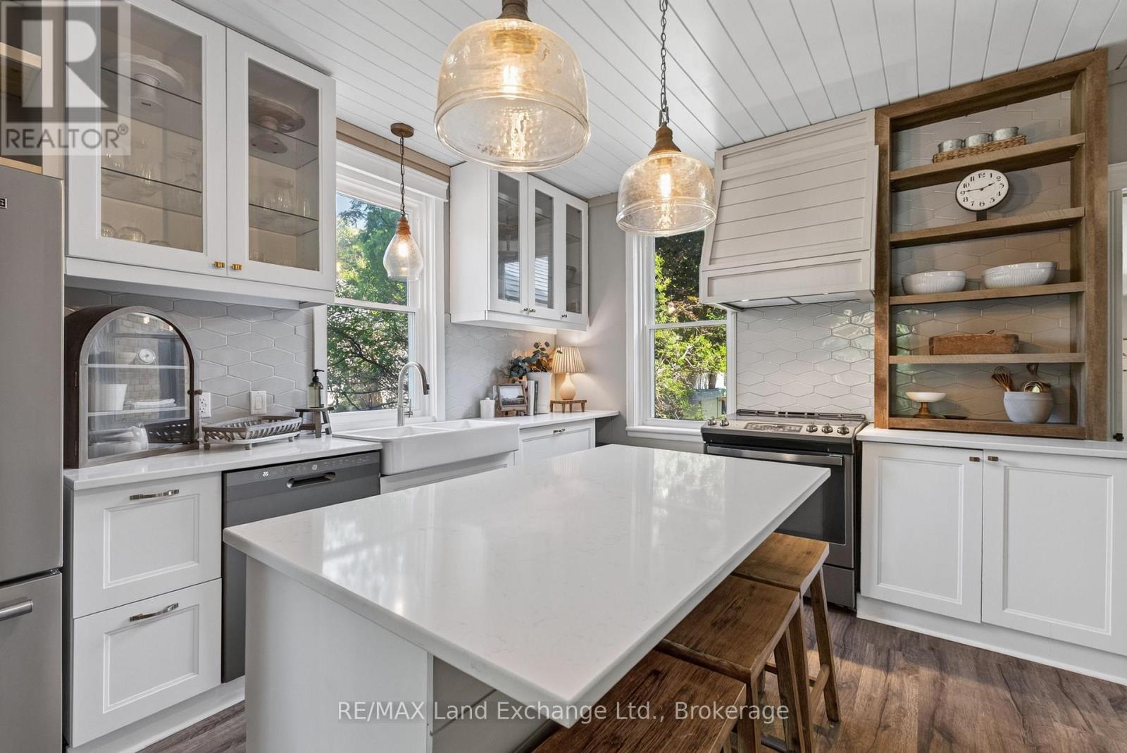 581 Queen Street Property Photo 8