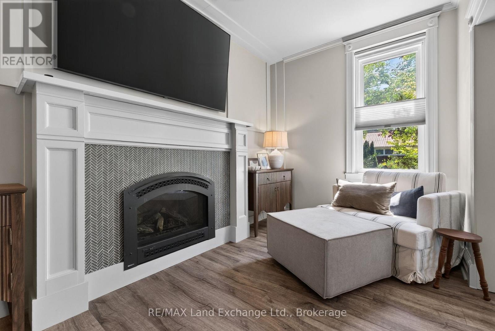 581 Queen Street Property Photo 14