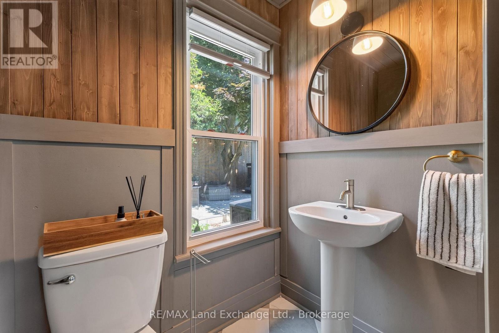 581 Queen Street Property Photo 20
