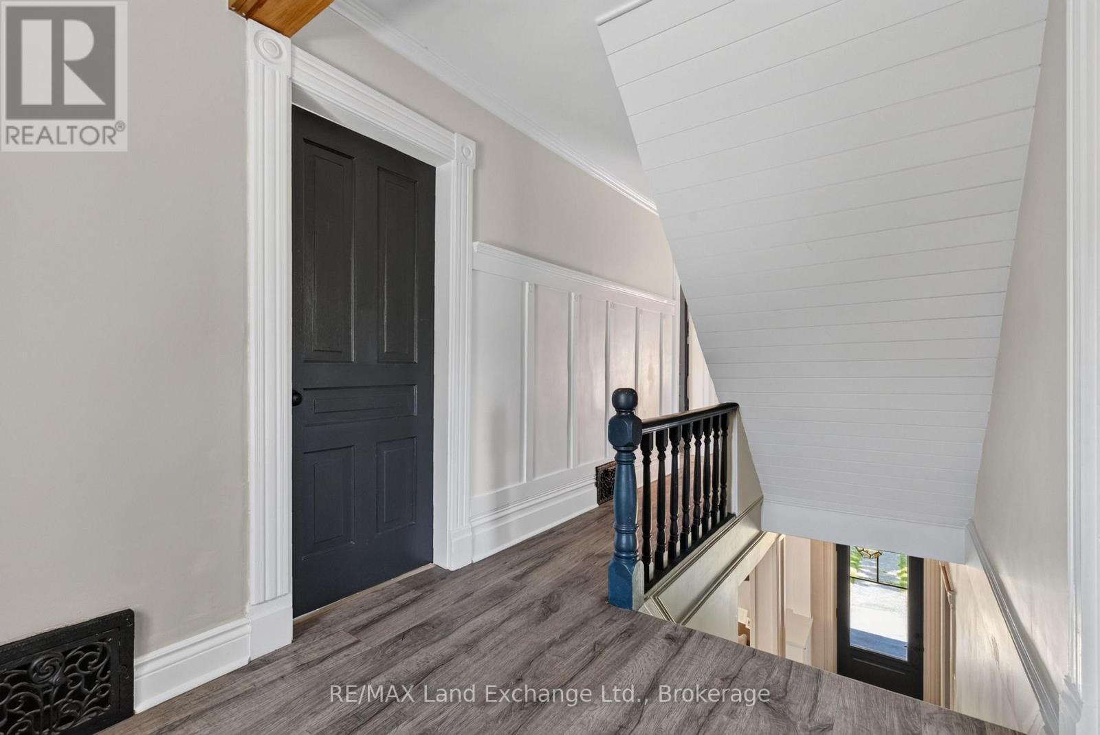 581 Queen Street Property Photo 23