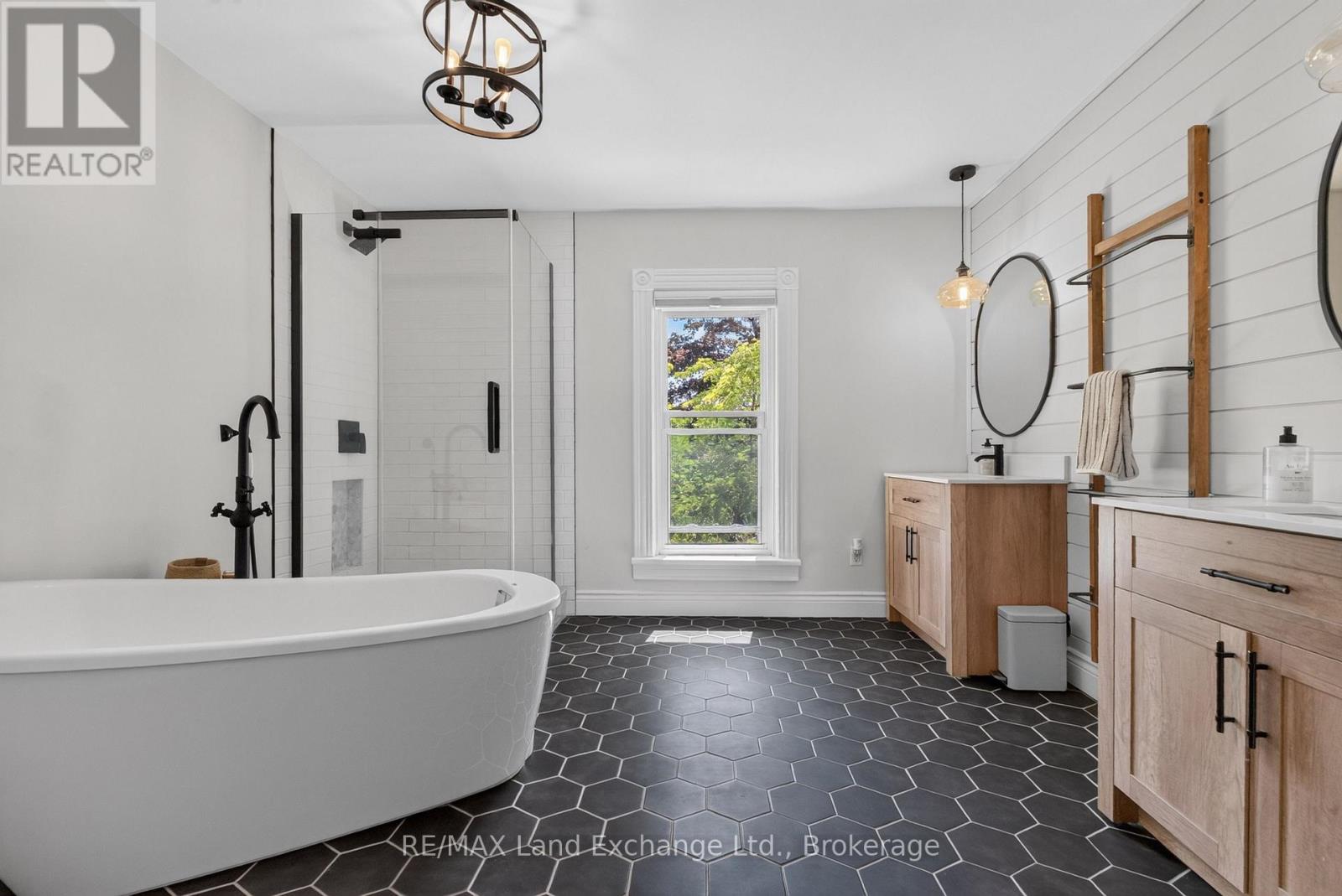 581 Queen Street Property Photo 24