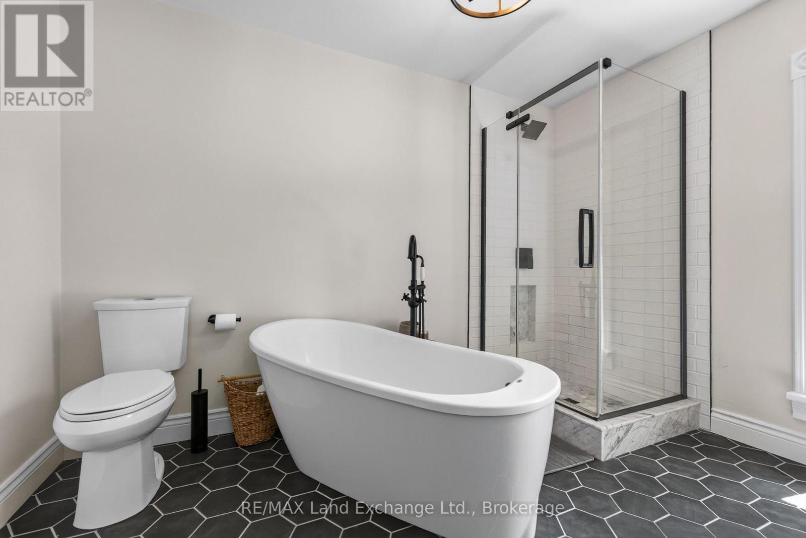 581 Queen Street Property Photo 25