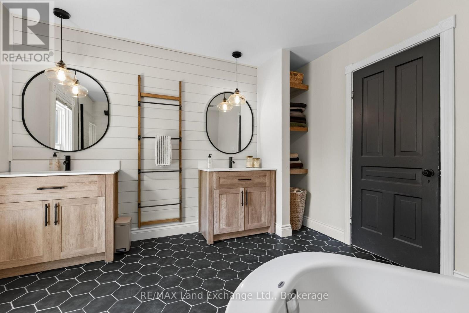 581 Queen Street Property Photo 27