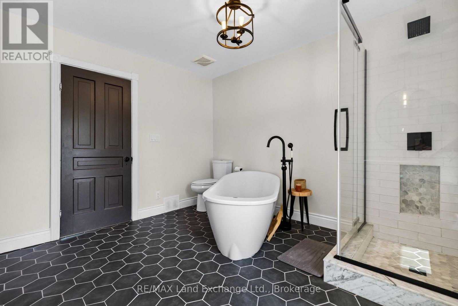 581 Queen Street Property Photo 28