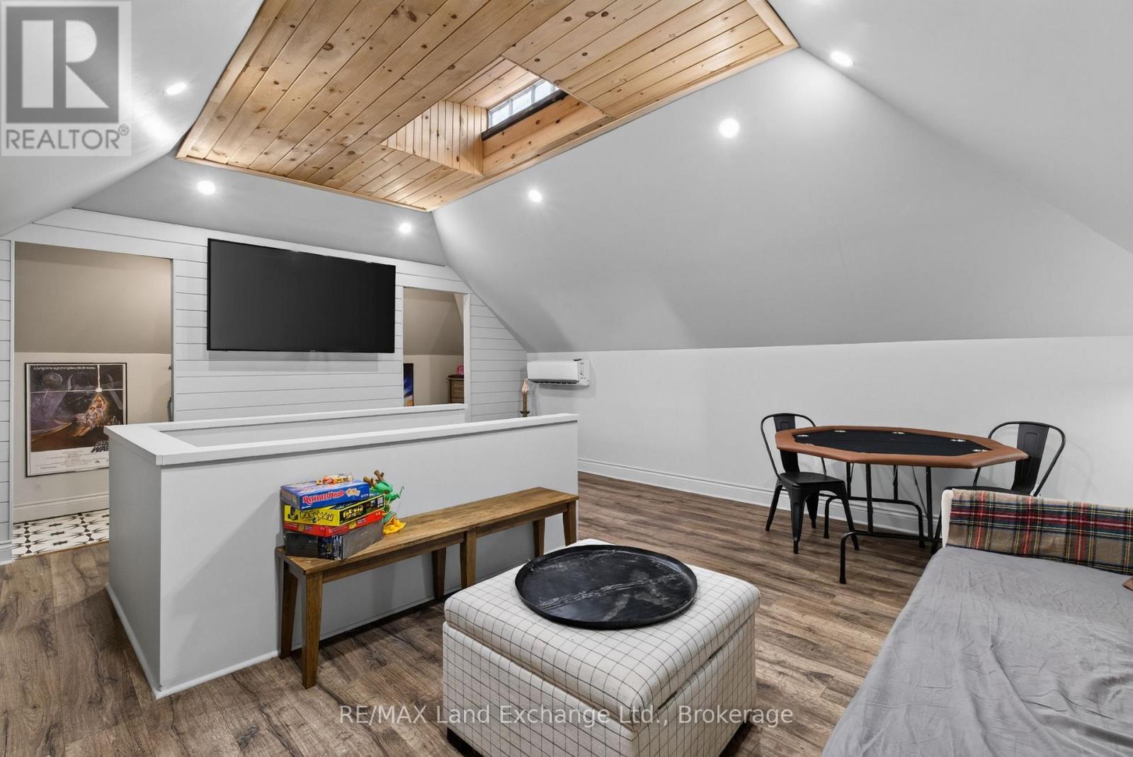 581 Queen Street Property Photo 34