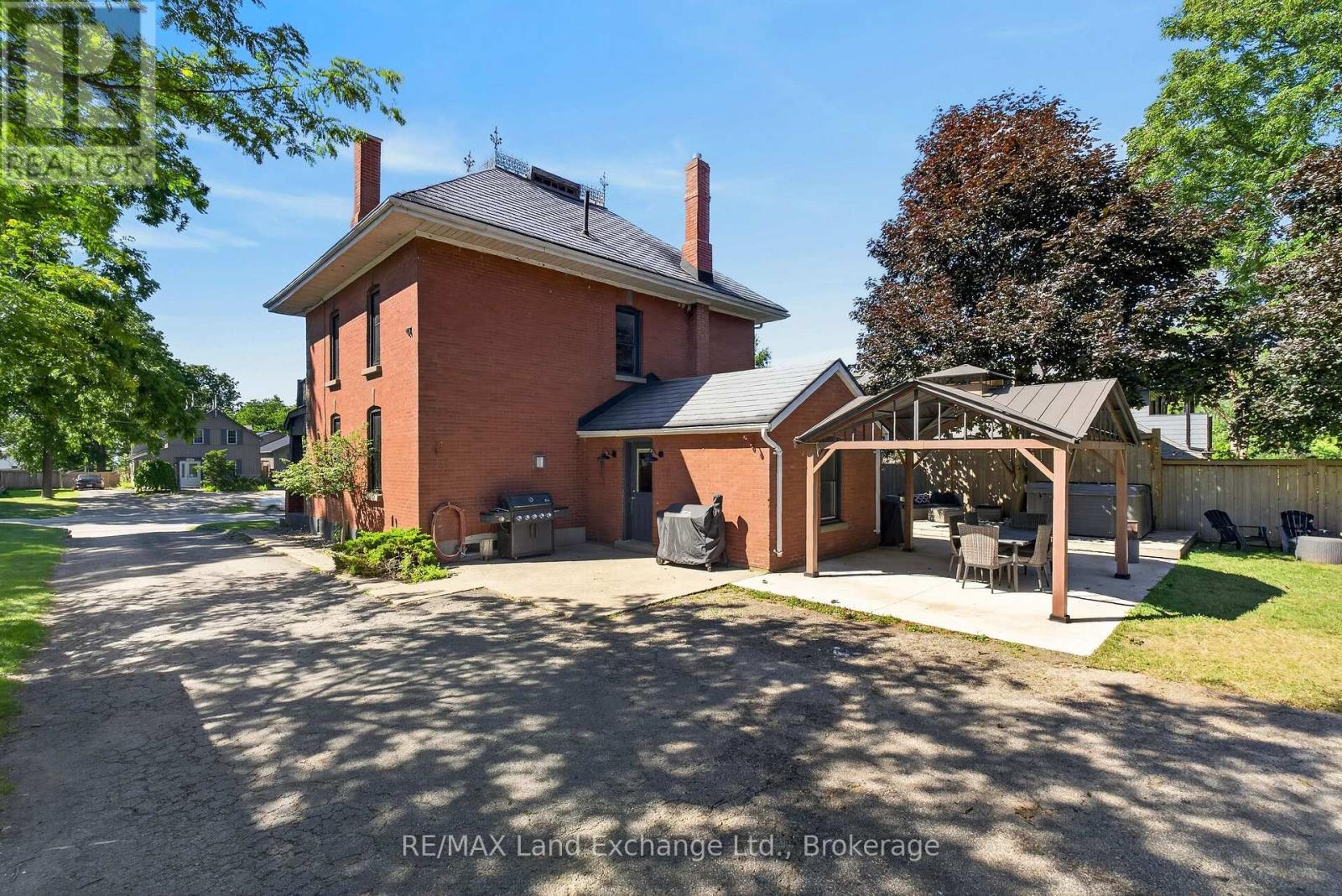 581 Queen Street Property Photo 37