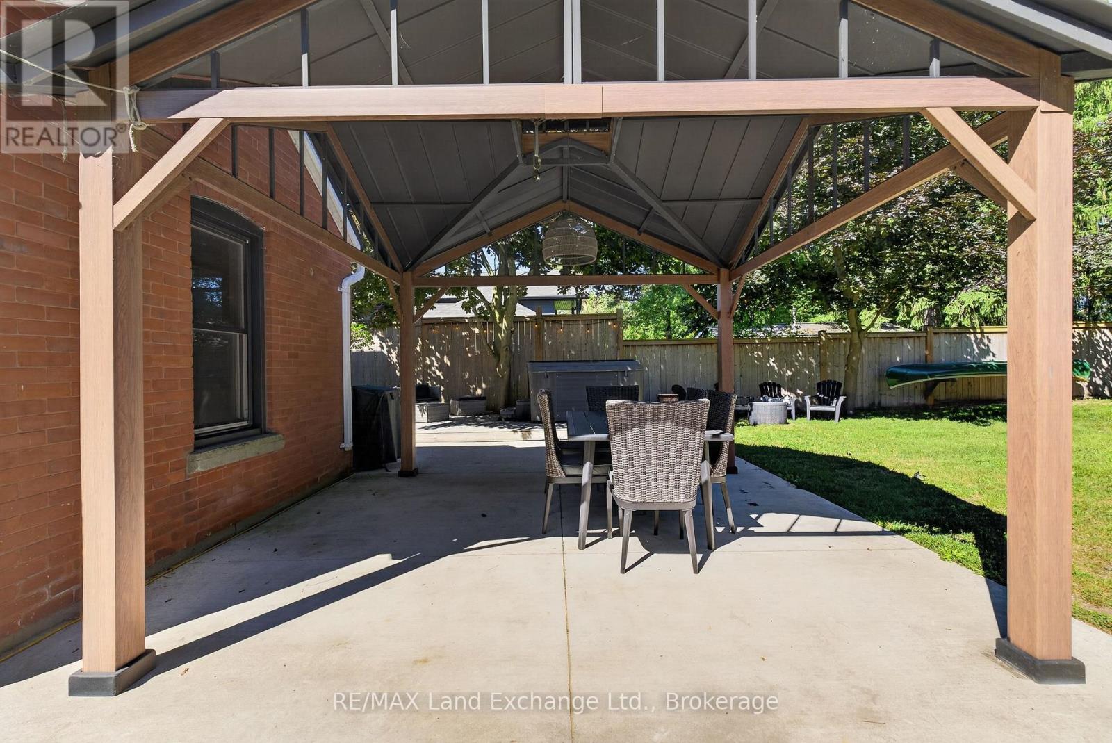 581 Queen Street Property Photo 38