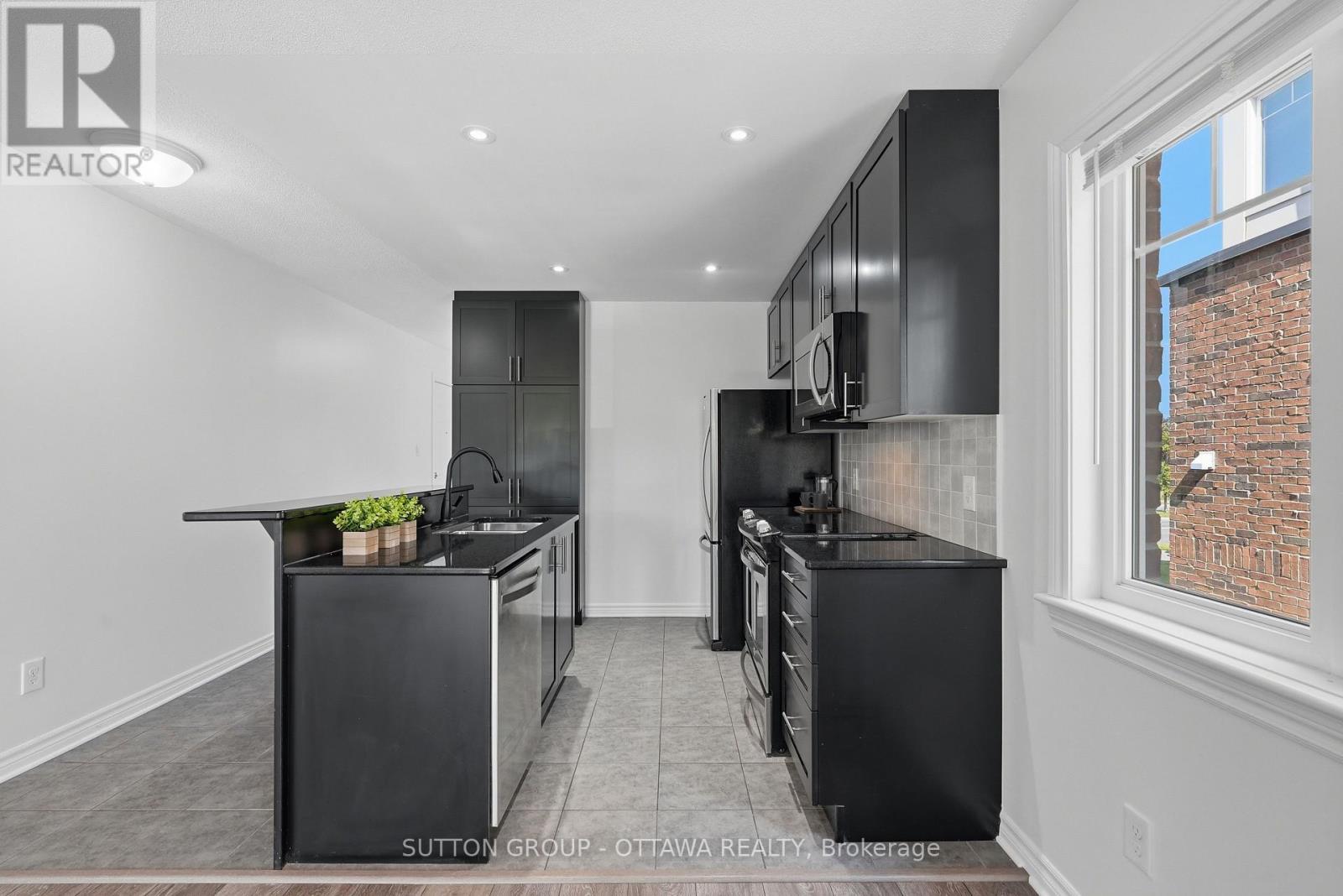 2563 Longfields Drive Property Photo 8