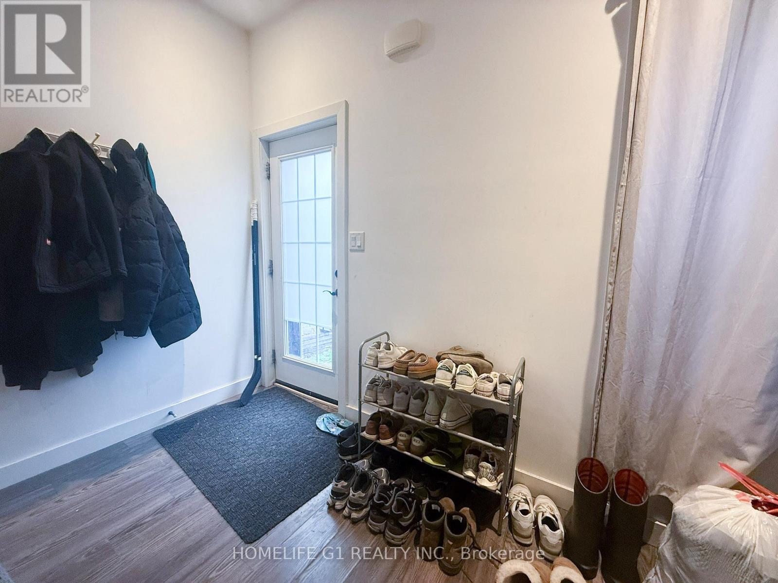 286 Hunter Street W Property Photo 2