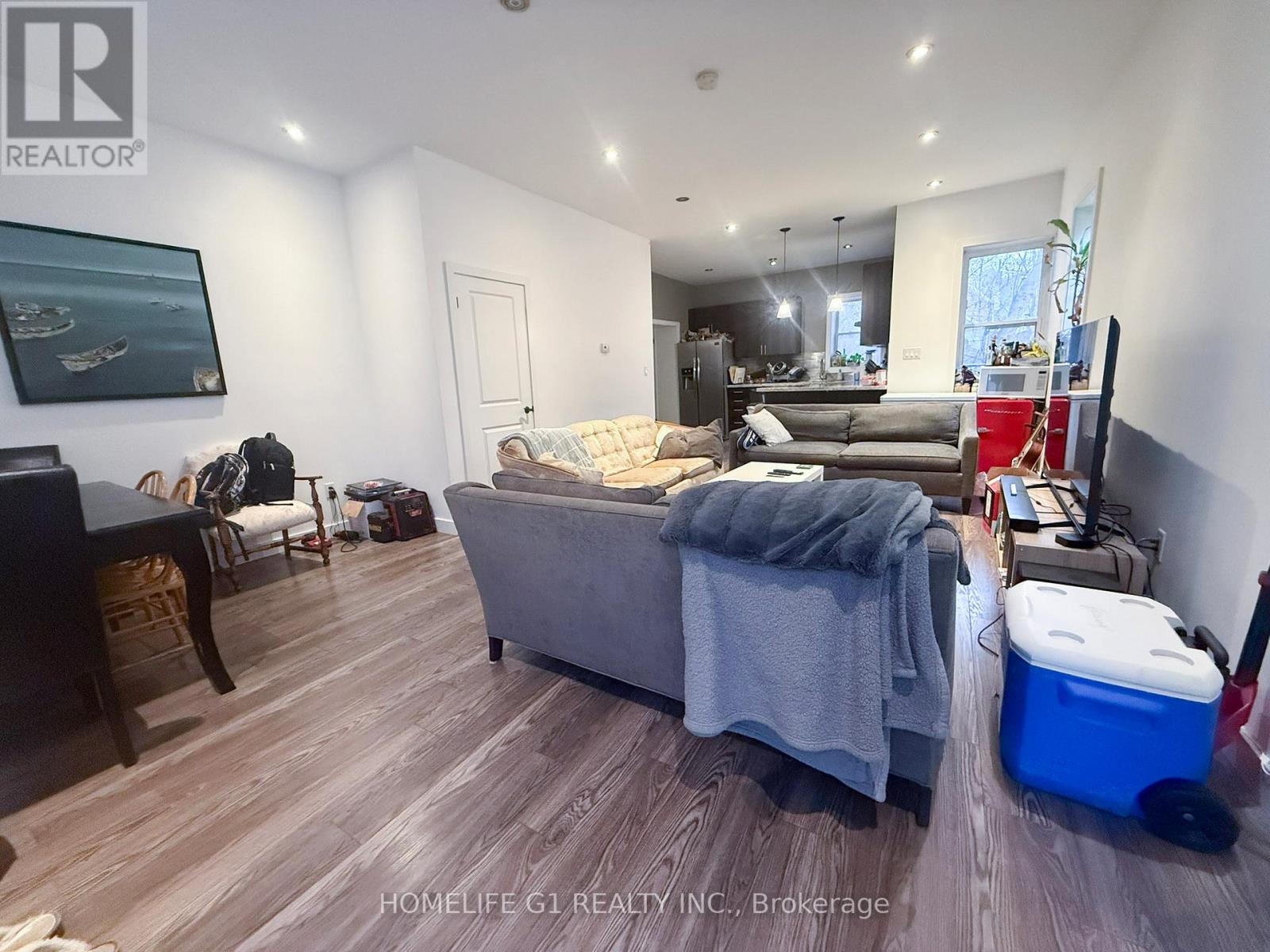 286 Hunter Street W Property Photo 4
