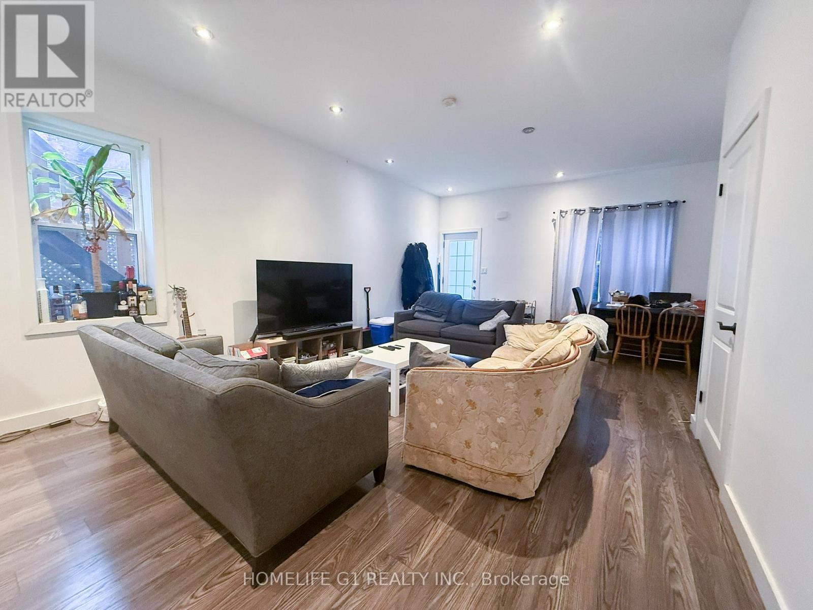 286 Hunter Street W Property Photo 5