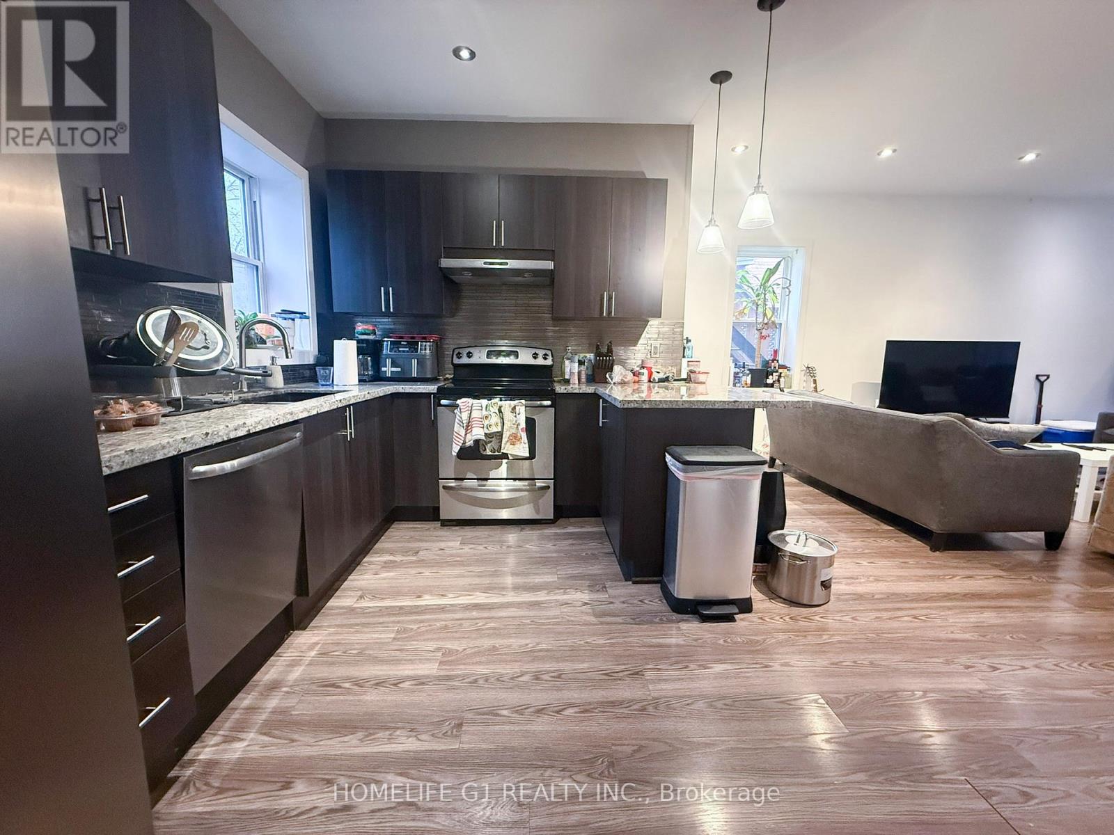 286 Hunter Street W Property Photo 7