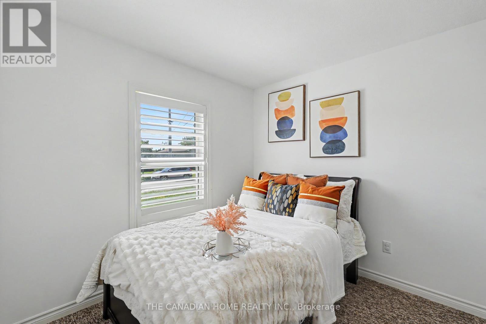 219 Picton Street E Property Photo 4