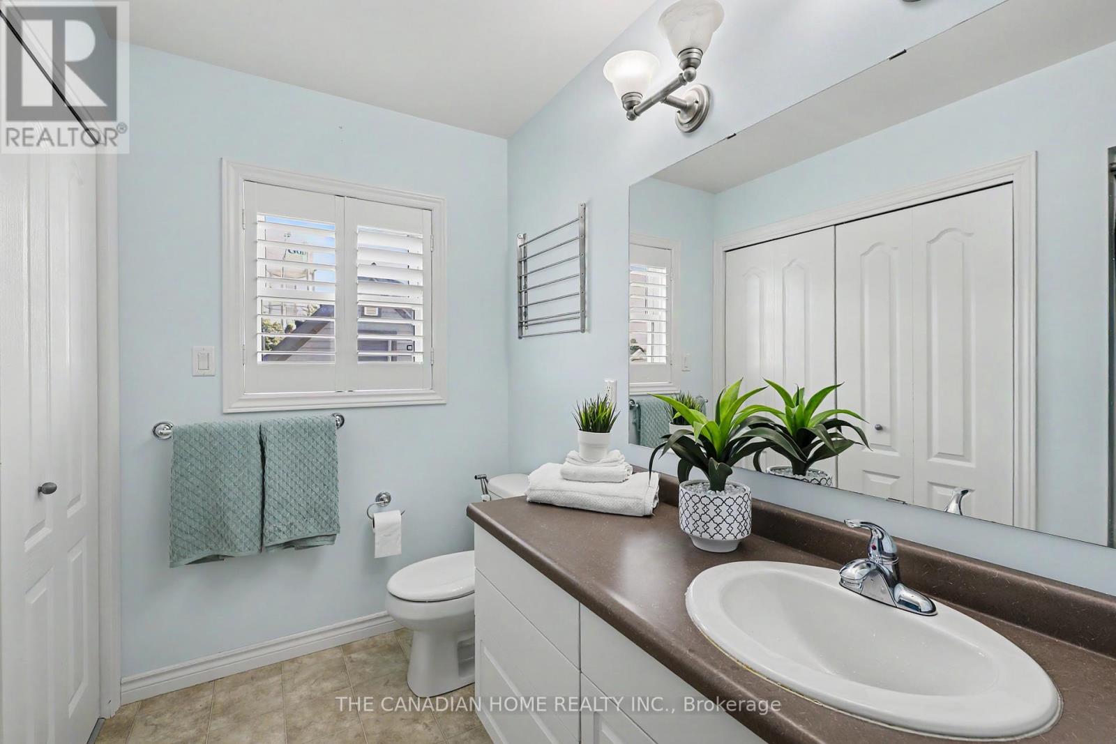 219 Picton Street E Property Photo 16