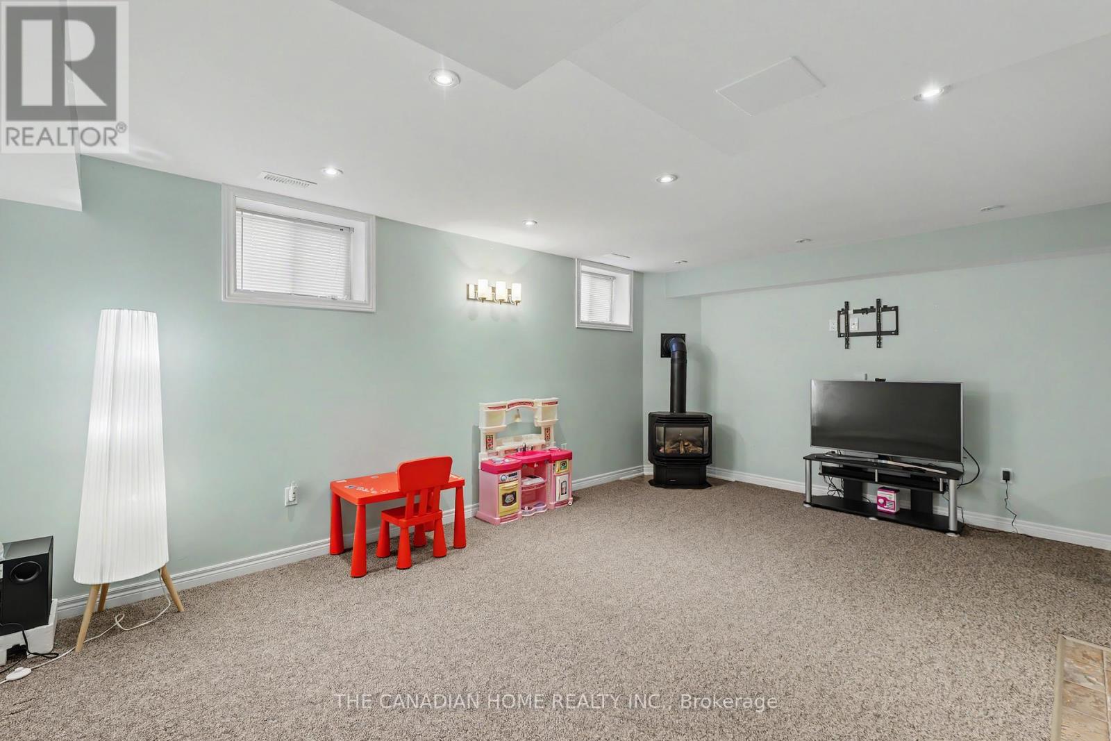219 Picton Street E Property Photo 27