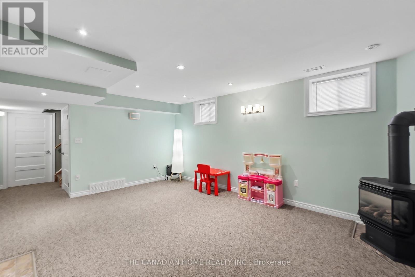 219 Picton Street E Property Photo 29
