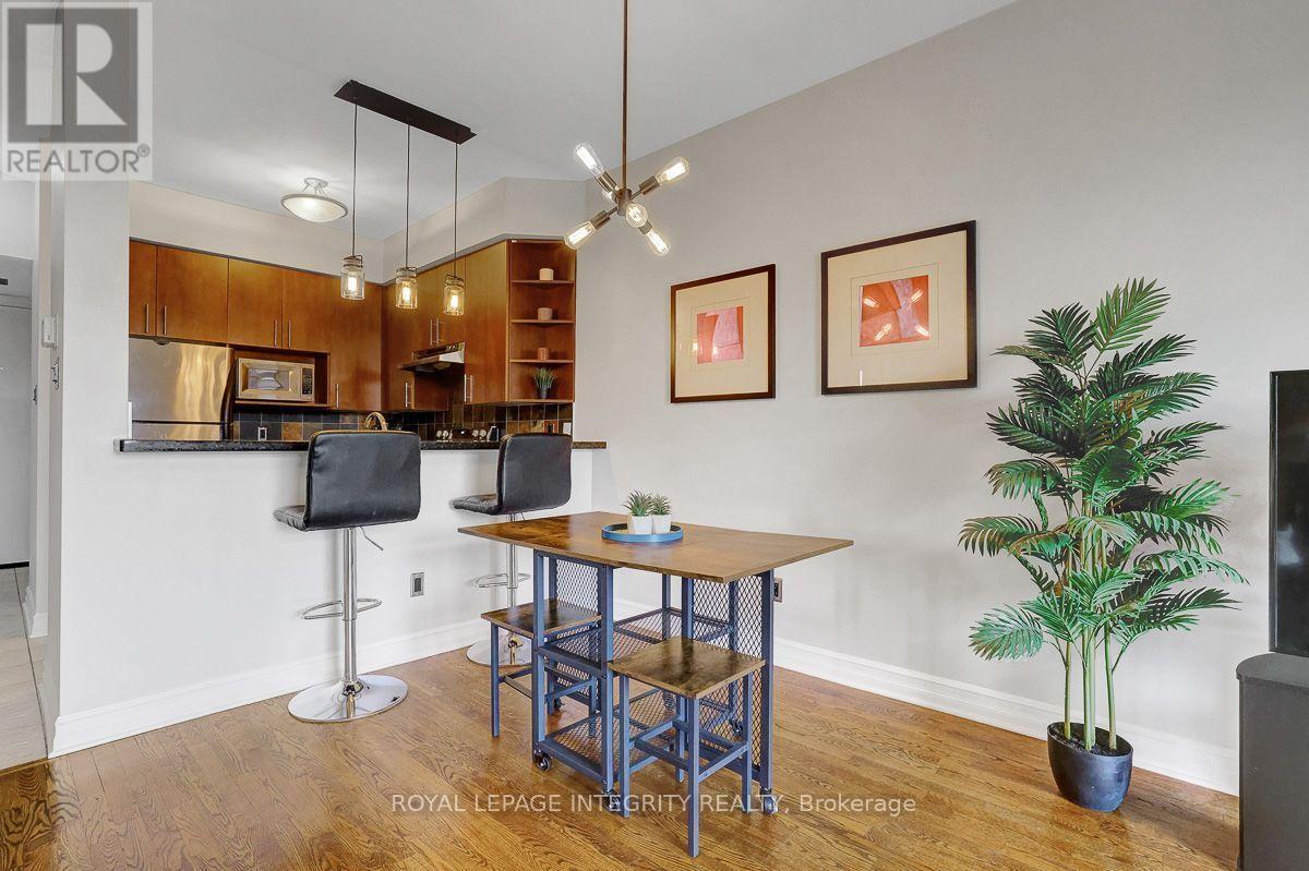 402 - 711 Churchill Avenue N Property Photo 6