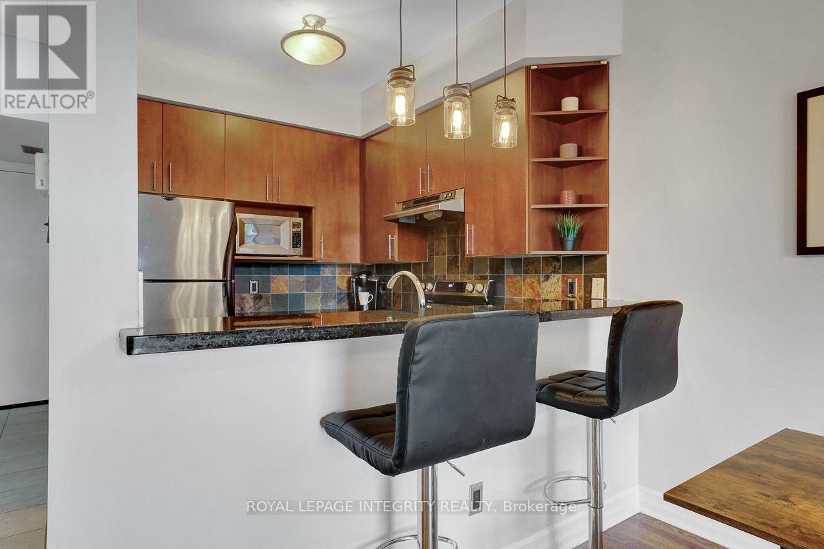 402 - 711 Churchill Avenue N Property Photo 11