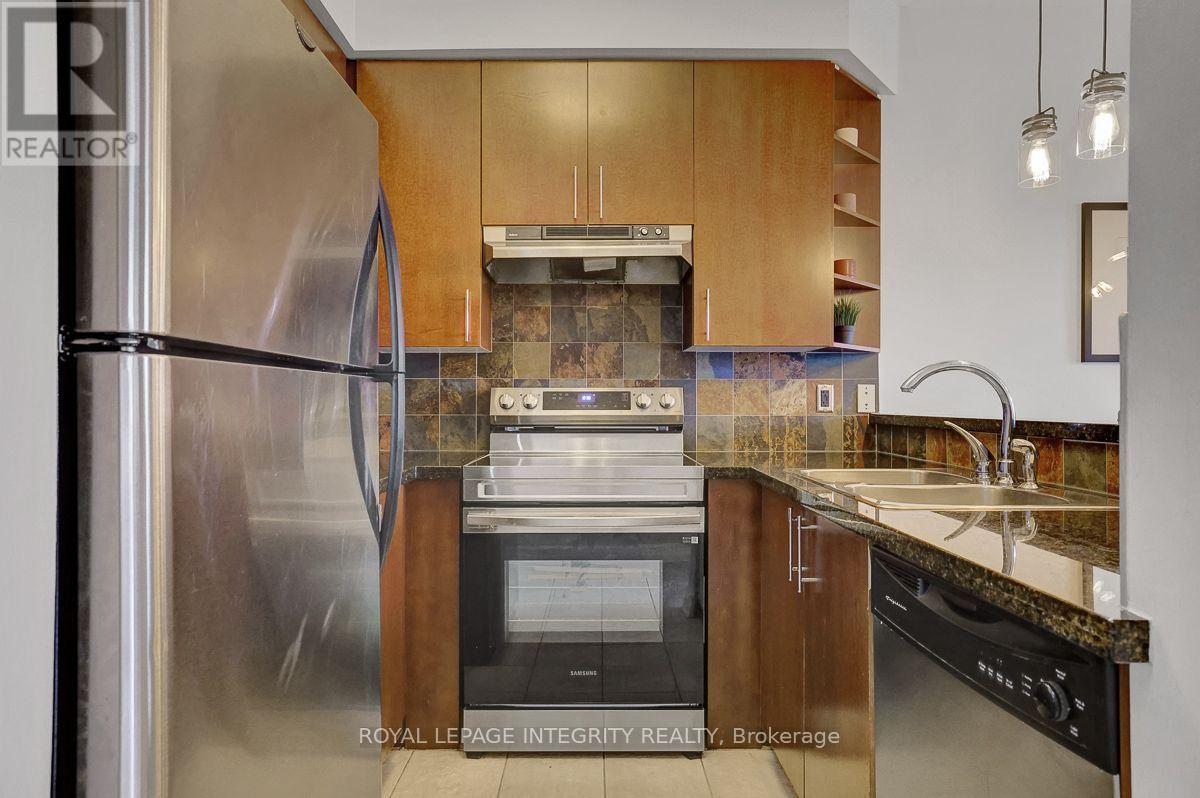402 - 711 Churchill Avenue N Property Photo 12