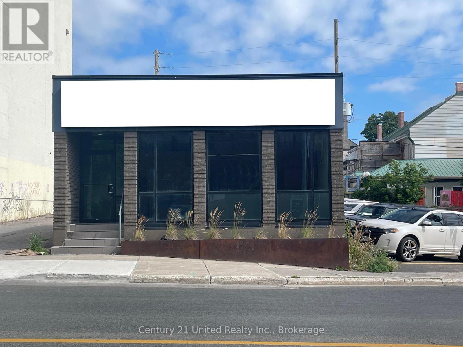 114 SIMCOE STREET Property Photo 1