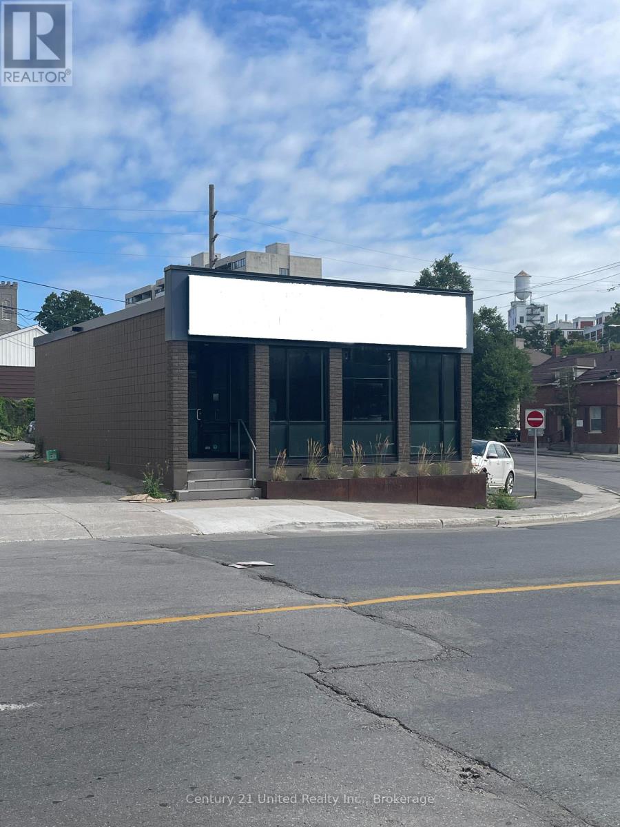 114 Simcoe Street Property Photo 3