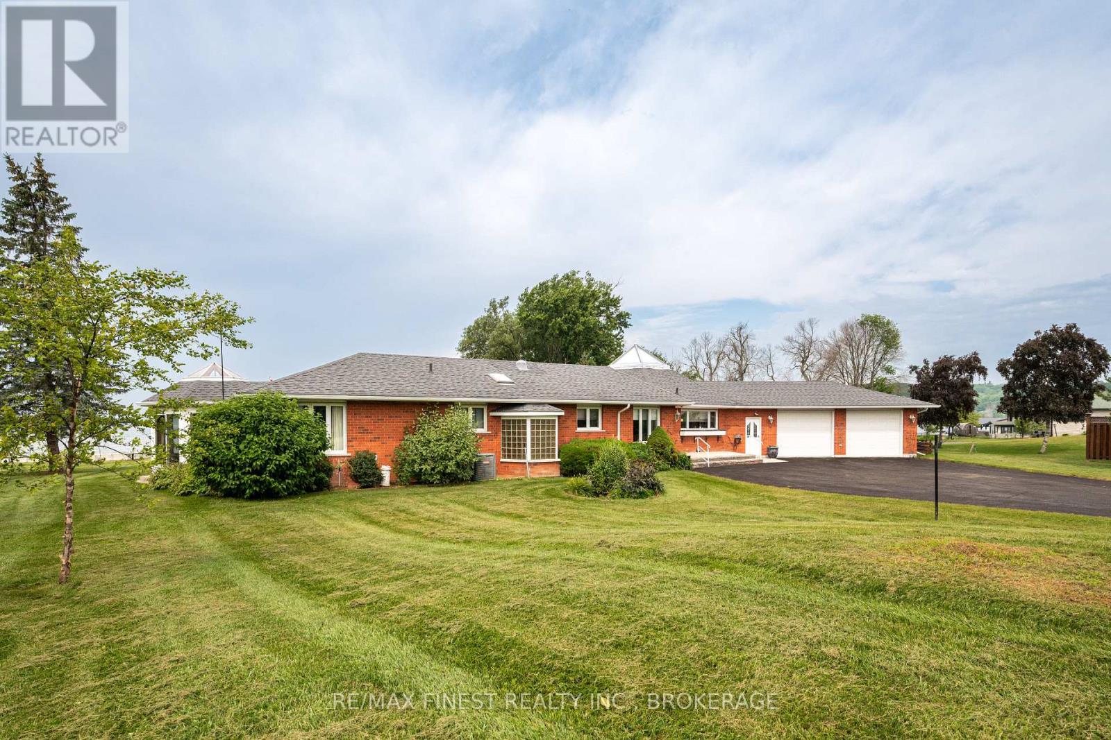 32 Howe Island Drive Property Photo 2
