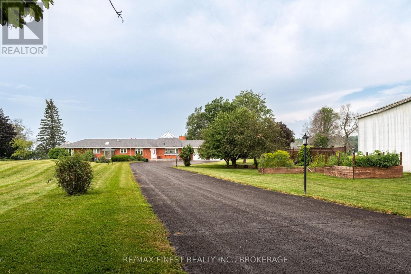 32 Howe Island Drive Property Photo 4