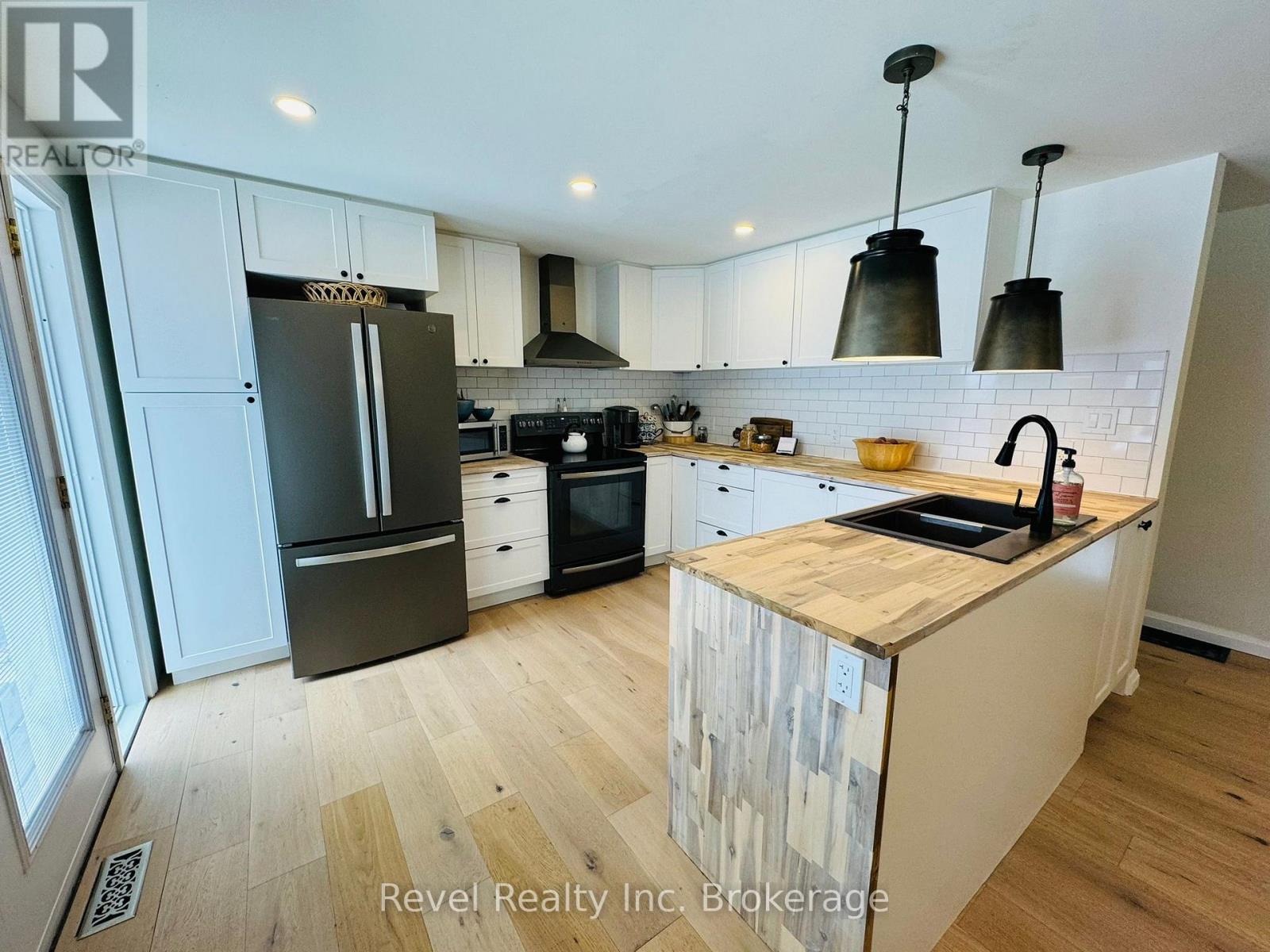 541 Donald Street Property Photo 4