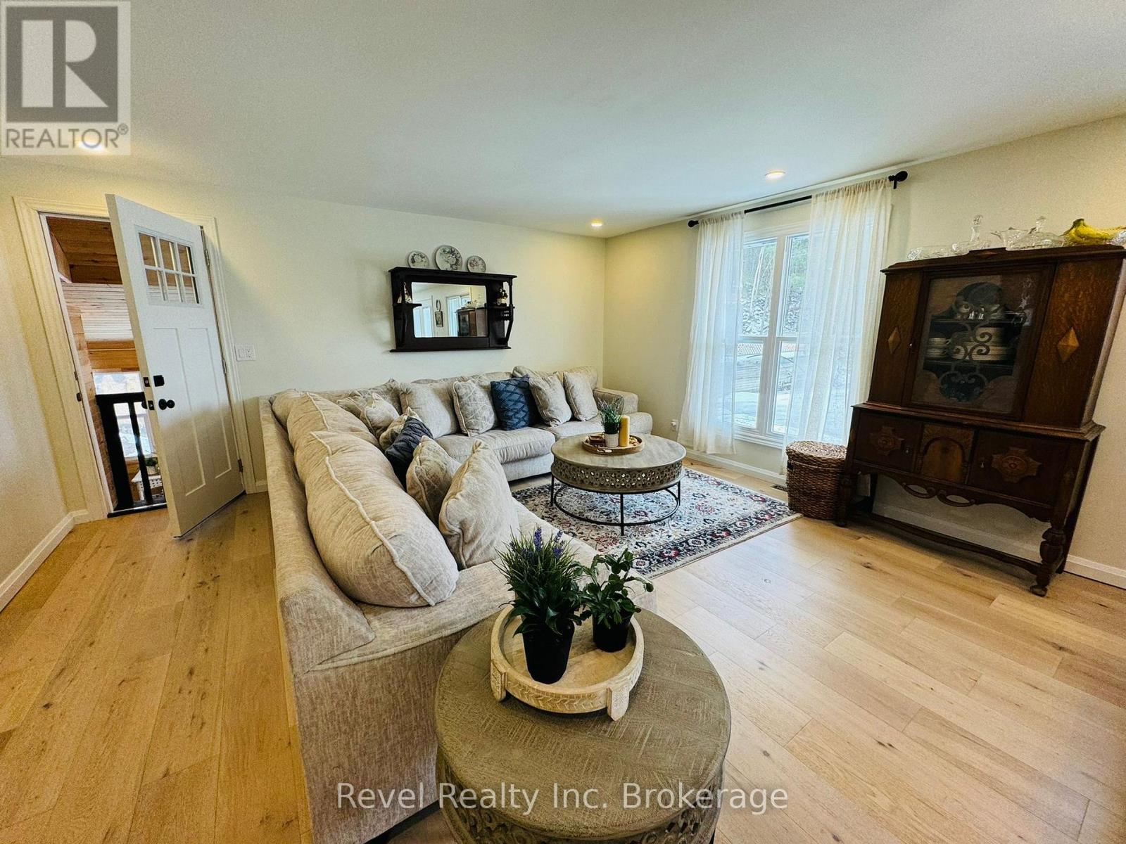 541 Donald Street Property Photo 8