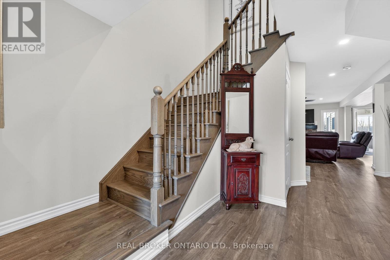 50 Masters Crescent W Property Photo 3