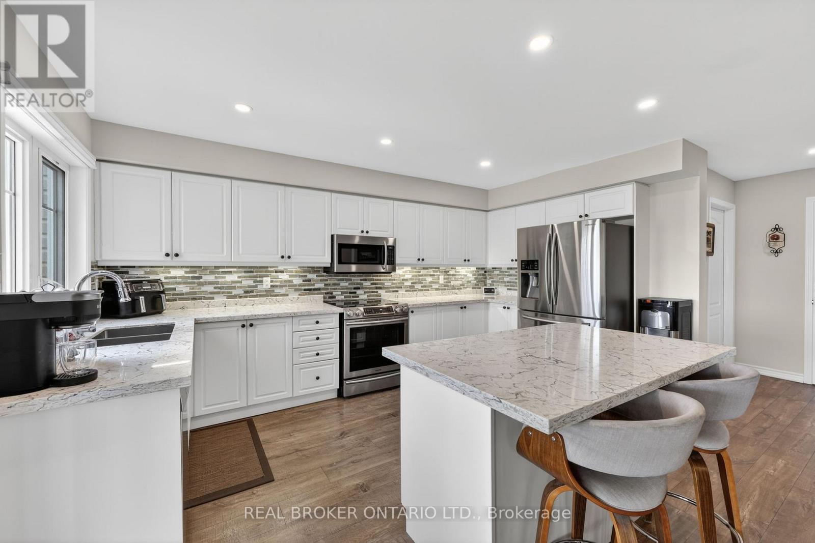 50 Masters Crescent W Property Photo 5