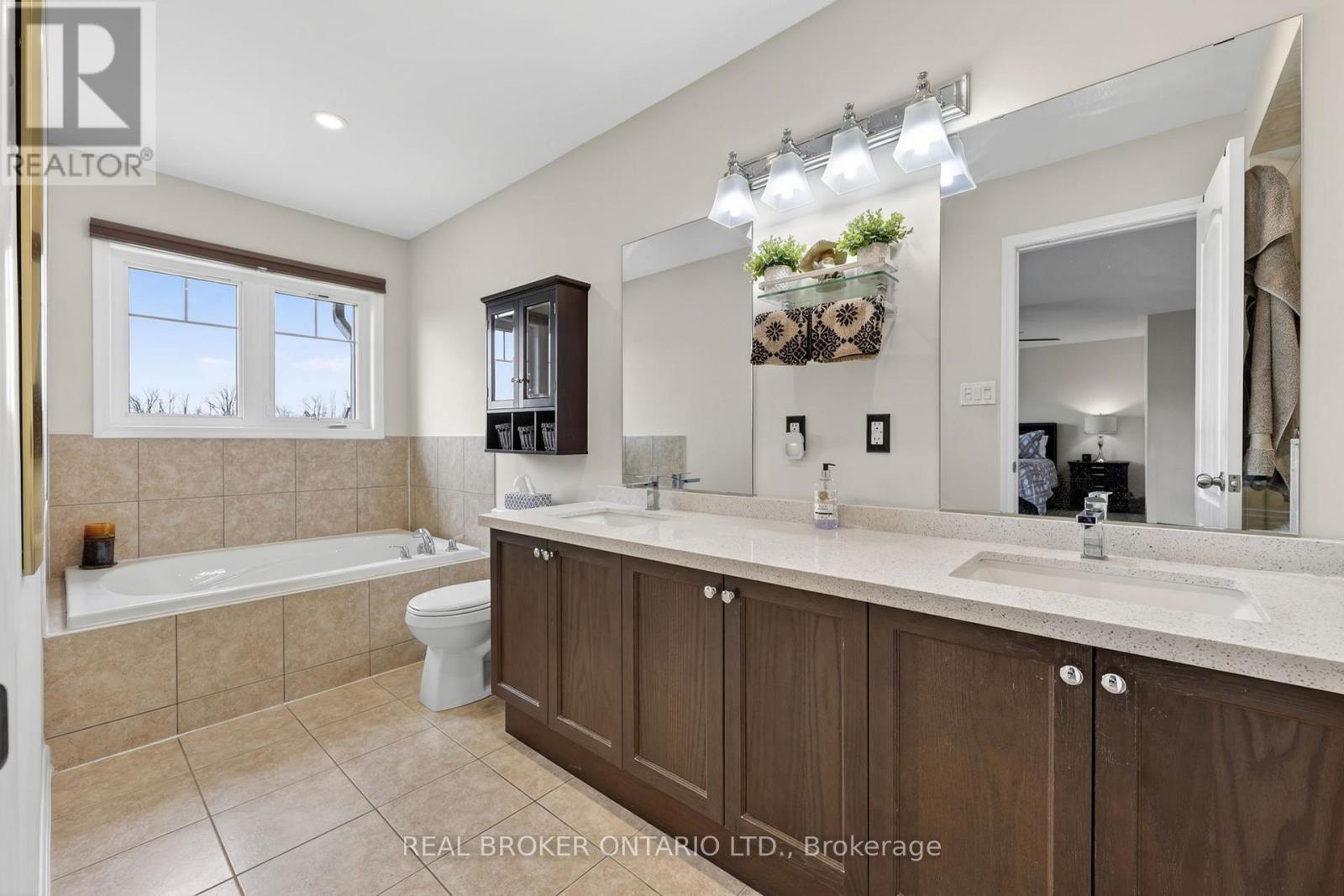 50 Masters Crescent W Property Photo 16